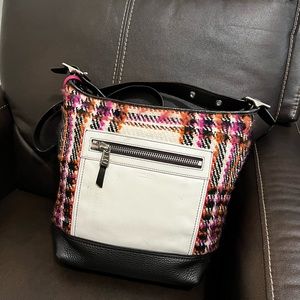 Nice warm color Coach Shoulder Bag.